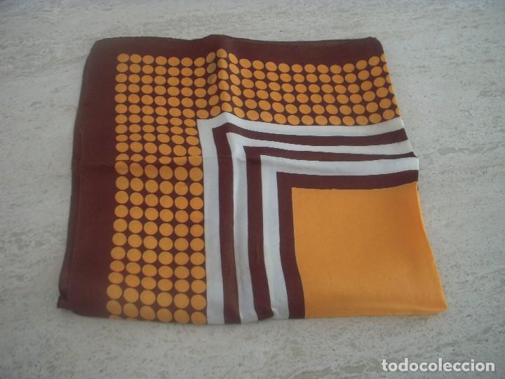 Segunda mano: pa&ntilde;uelo de mujer 67cm x 67cm - Foto 1
