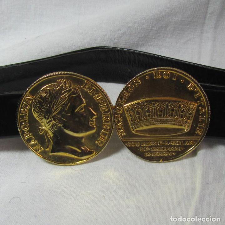 Segunda mano: Cintur&oacute;n de charol con cierre de monedas doradas Napole&oacute;n - Foto 1