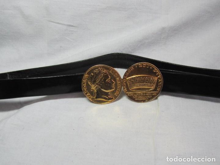 Segunda mano: Cintur&oacute;n de charol con cierre de monedas doradas Napole&oacute;n - Foto 2