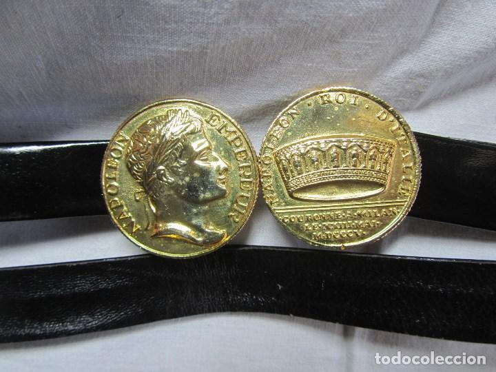 Segunda mano: Cintur&oacute;n de charol con cierre de monedas doradas Napole&oacute;n - Foto 4