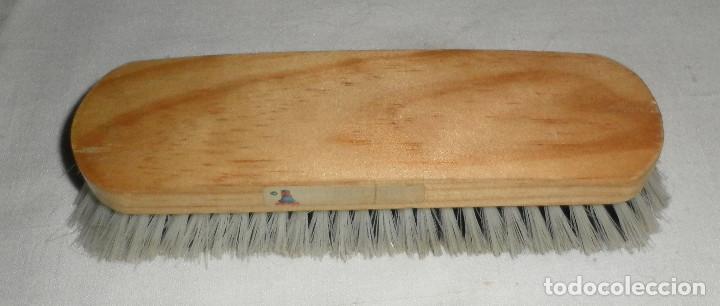 Segunda mano: cepillo madera y cerdas negras - Foto 1