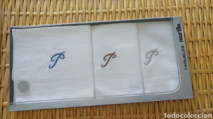 Segunda Mano: Caja de 3 pañuelos con inicial P bordada Marca Murillo pespunte blanco - Foto 2 - 131631727