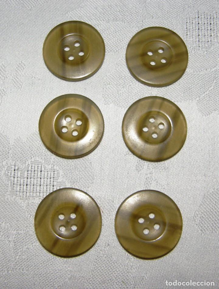 Segunda mano: Botones de pasta verdosos - Foto 1
