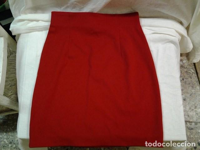 Segunda mano: FALDA ROJA ...  TALLA 40 - Foto 1