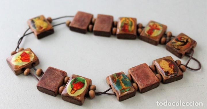 Segunda mano: Pulsera de madera religiosa. El el&aacute;stico est&aacute; cedido - Foto 1