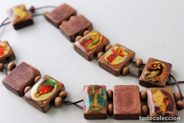 Segunda mano: Pulsera de madera religiosa. El el&aacute;stico est&aacute; cedido - Foto 2