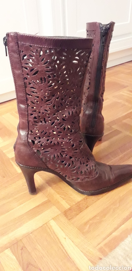 Segunda mano: Botas con calado n 37 piel - Foto 1