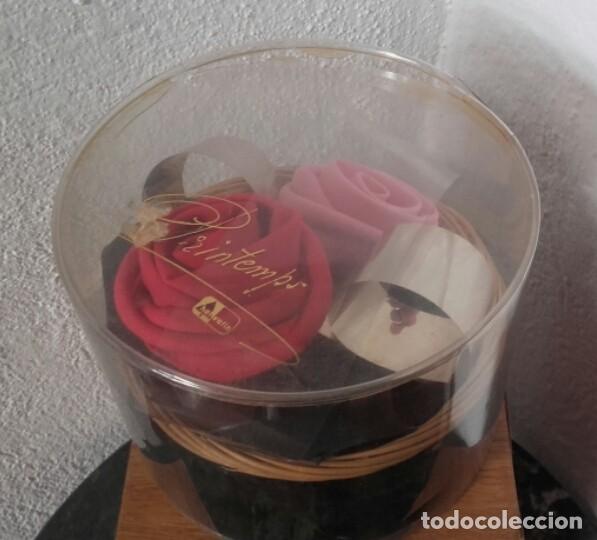 Segunda mano: Pa&ntilde;uelos. Dos pa&ntilde;uelos en forma de rosa. - Foto 1