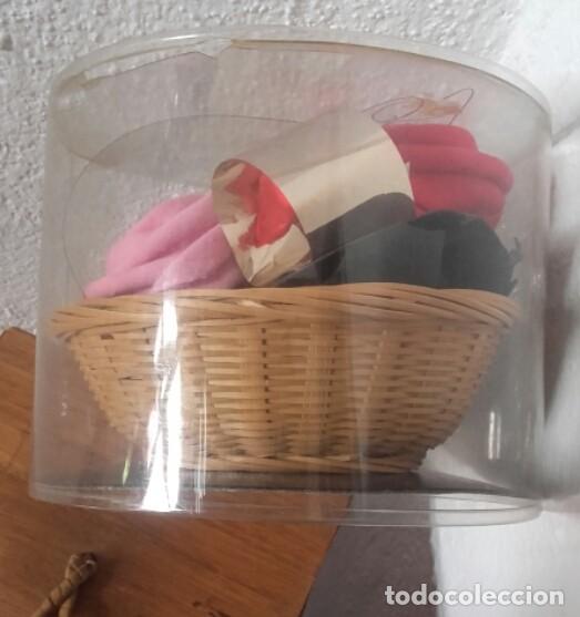 Segunda mano: Pa&ntilde;uelos. Dos pa&ntilde;uelos en forma de rosa. - Foto 2