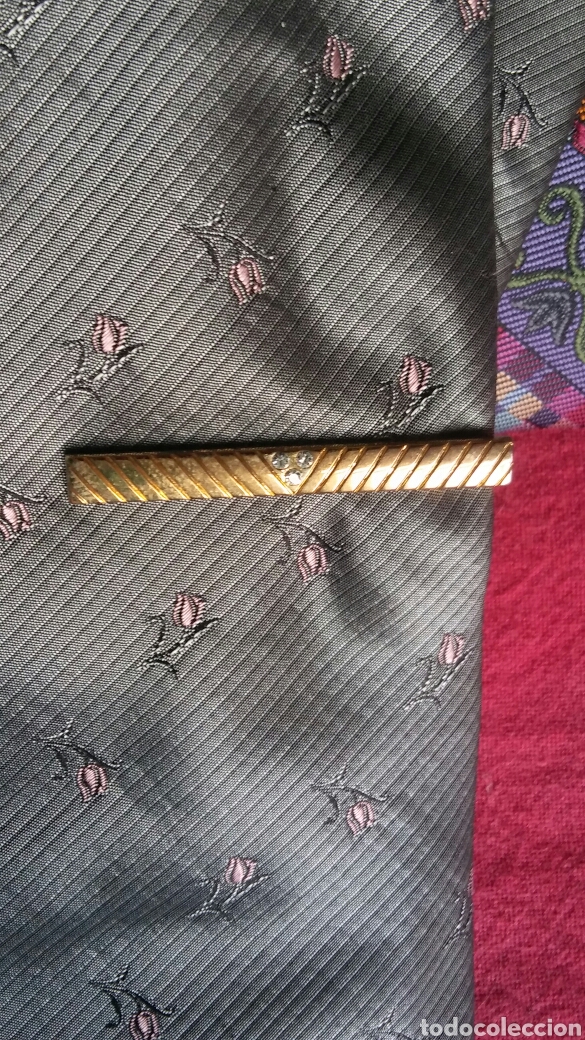Segunda Mano: Un lote de 5 corbatas y un alfiler dorado - envio 8&euro;