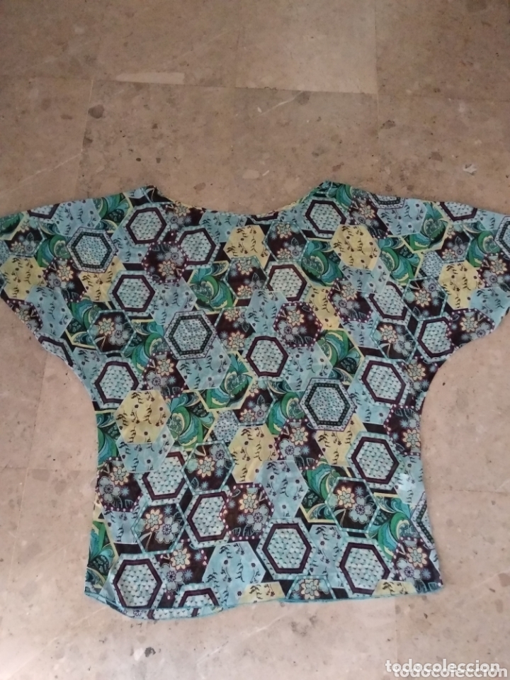 Segunda mano: Blusa o blus&oacute;n estampado - Foto 3