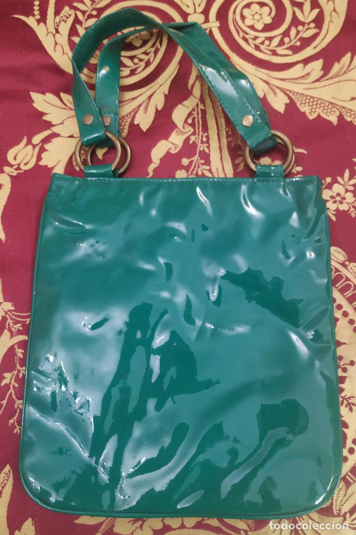 Segunda mano: Bolso tipo charol en verde de Blanco - Foto 2