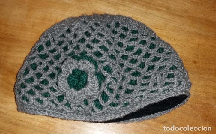 Segunda mano: GORRO CON FLOR LANA MUJER - Foto 1