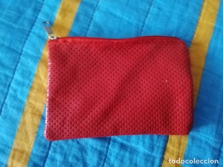 Segunda mano: MONEDERO MUJER EN ROJO LOVES - Foto 1