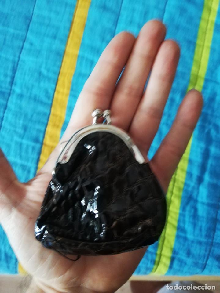 Segunda mano: MONEDERO PEQUE&Ntilde;O PARA MUJER - Foto 2