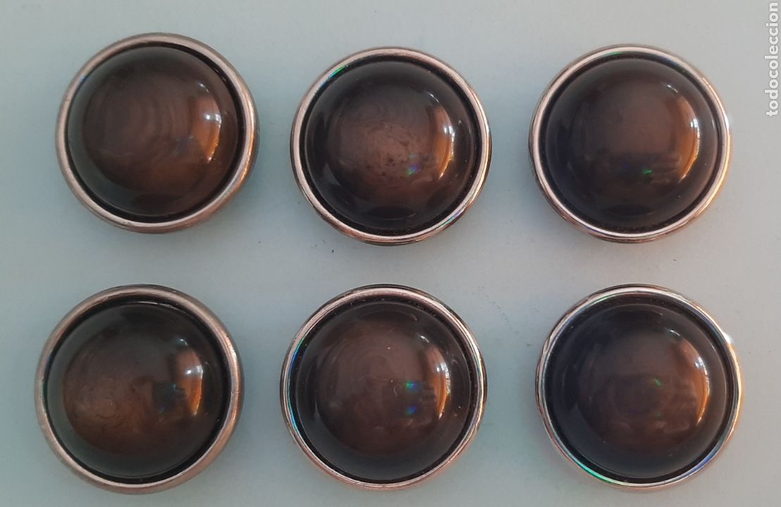 Segunda mano: 6 Botones marrones con borde plateado - Foto 1