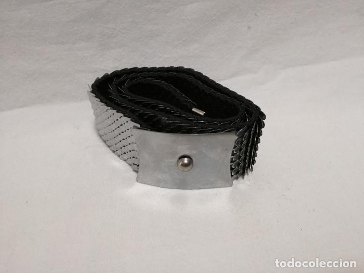 Segunda mano: CINTURON ELASTICO DE METAL FERROSO CROMADO EFECTO ESCAMAS - Foto 1