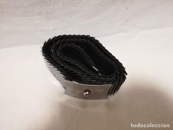 Segunda mano: CINTURON ELASTICO DE METAL FERROSO CROMADO EFECTO ESCAMAS - Foto 2