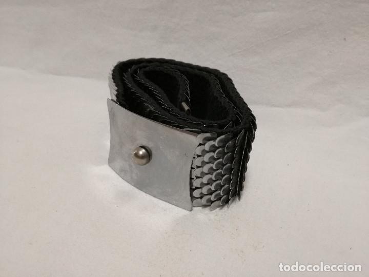 Segunda mano: CINTURON ELASTICO DE METAL FERROSO CROMADO EFECTO ESCAMAS - Foto 3