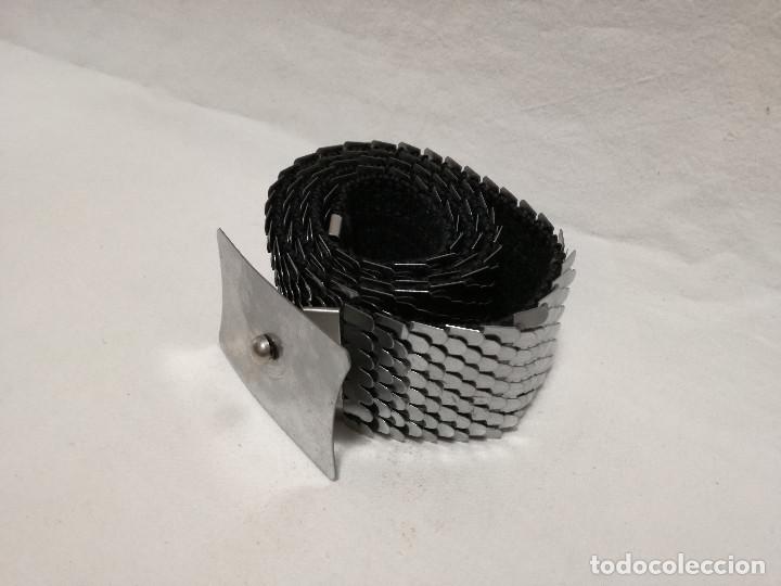 Segunda mano: CINTURON ELASTICO DE METAL FERROSO CROMADO EFECTO ESCAMAS - Foto 1