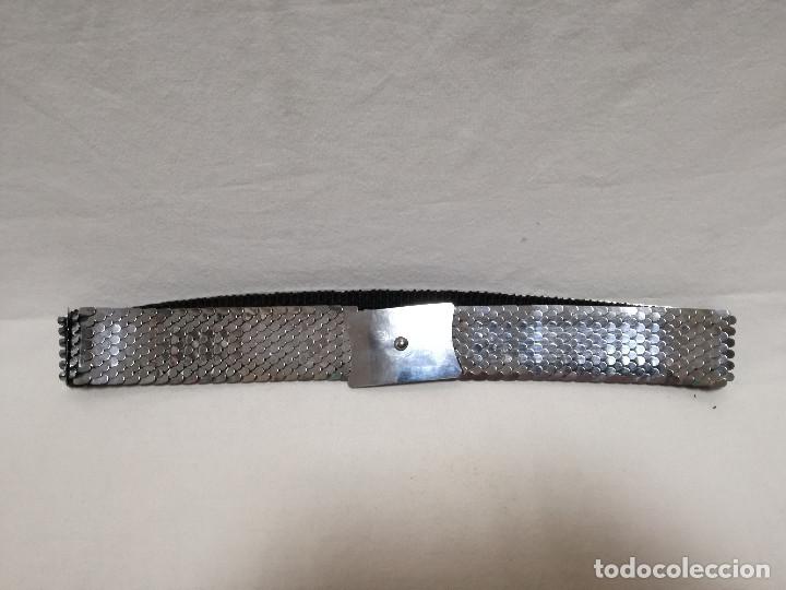 Segunda mano: CINTURON ELASTICO DE METAL FERROSO CROMADO EFECTO ESCAMAS - Foto 2