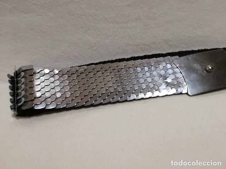 Segunda mano: CINTURON ELASTICO DE METAL FERROSO CROMADO EFECTO ESCAMAS - Foto 3