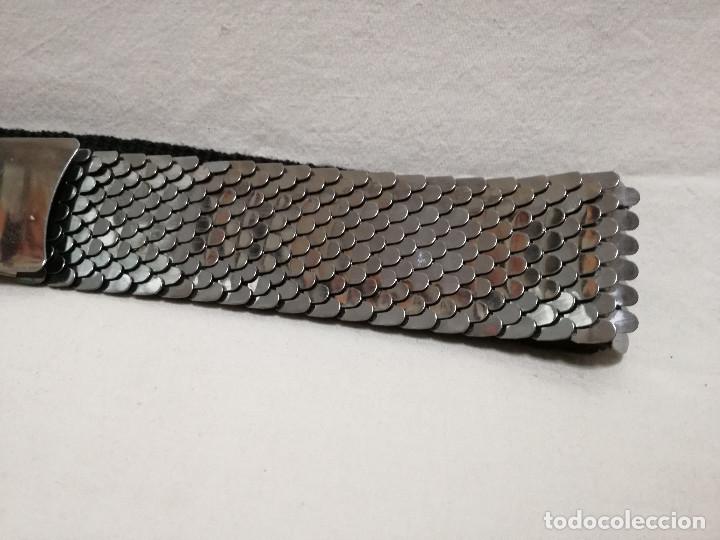 Segunda mano: CINTURON ELASTICO DE METAL FERROSO CROMADO EFECTO ESCAMAS - Foto 4
