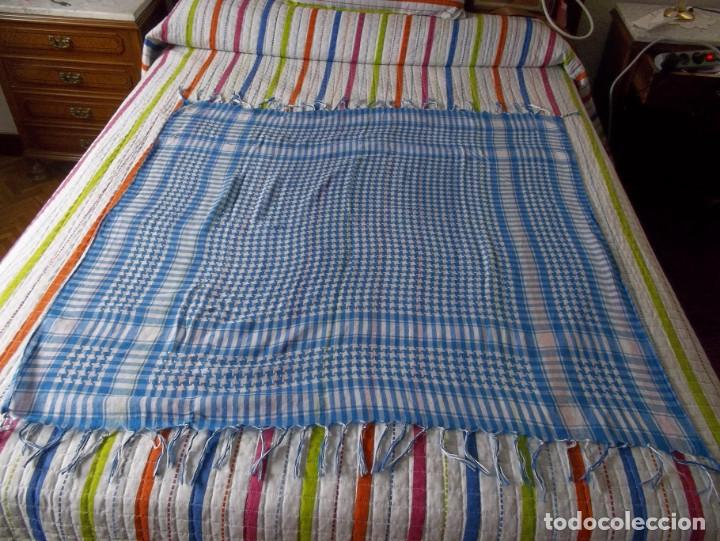 Segunda mano: PASMINA DE CUADROS AZULES Y FLECOS - Foto 1