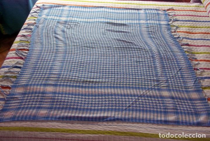 Segunda mano: PASMINA DE CUADROS AZULES Y FLECOS - Foto 3
