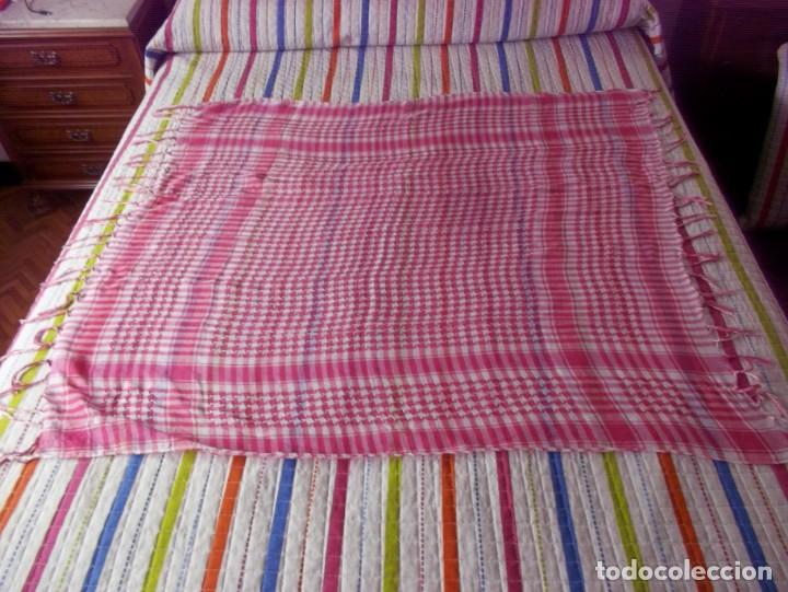 Segunda mano: PASMINA DE CUADROS ROSAS Y FLECOS - Foto 1