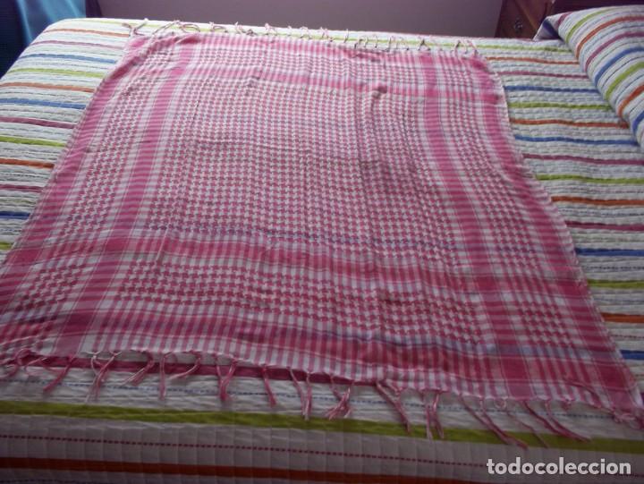 Segunda mano: PASMINA DE CUADROS ROSAS Y FLECOS - Foto 3