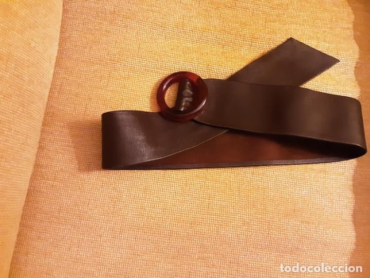 Segunda mano: CINTUR&Oacute;N DE PIEL MARR&Oacute;N - Foto 1