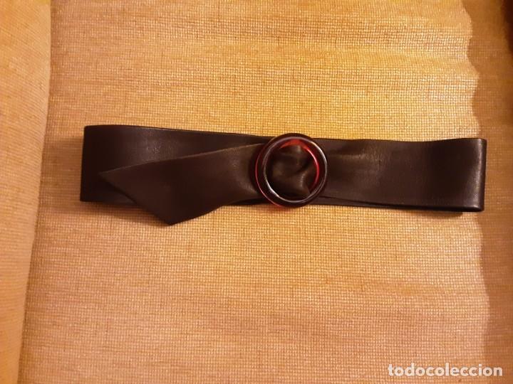 Segunda mano: CINTUR&Oacute;N DE PIEL MARR&Oacute;N - Foto 2