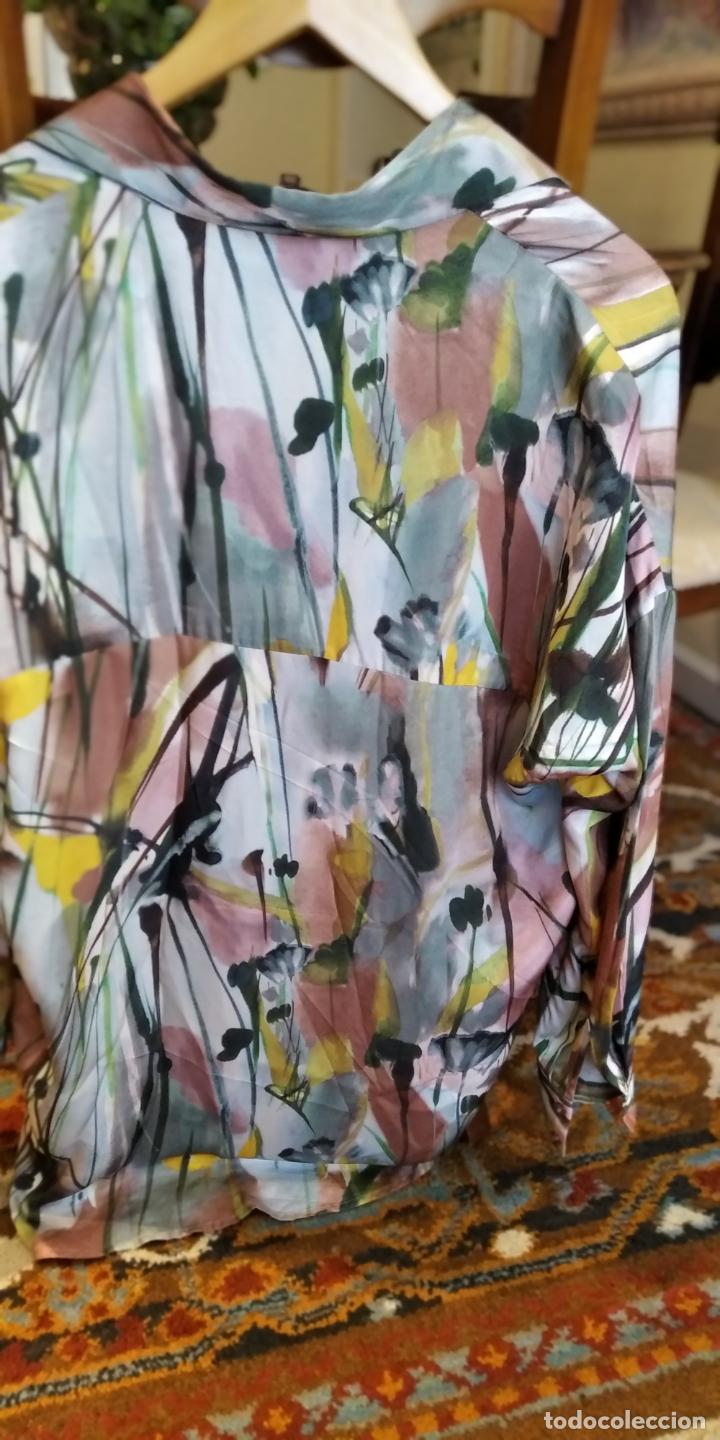 Segunda mano: Camisa Multicolor Adolfo Dominguez ,simil raso .A&ntilde;o 2020 - Foto 3