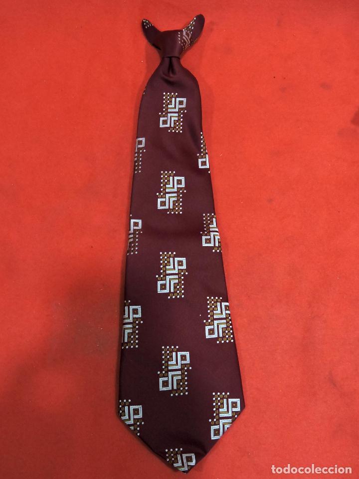 Segunda mano: Corbata Granate Clip En Cuello - Foto 1