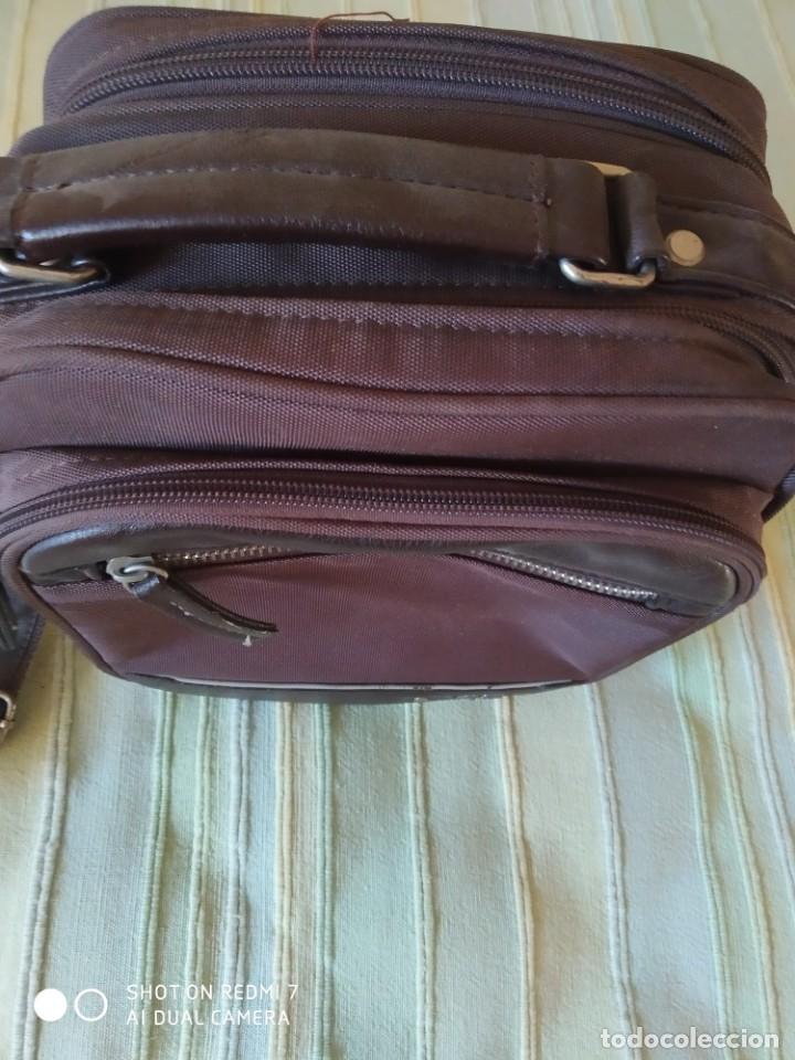 Segunda mano: BOLSO BANDOLERA. 4 COMPARTIMENTOS. - Foto 2