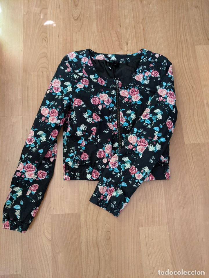 Segunda mano: CAZADORA NEGRA ESTAMPADA DIVIDED TALLA 34 - Foto 1