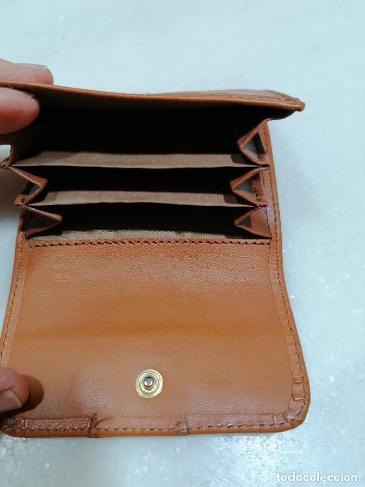 Segunda mano: C 15 - Monedero tarjetero de piel. - Foto 3