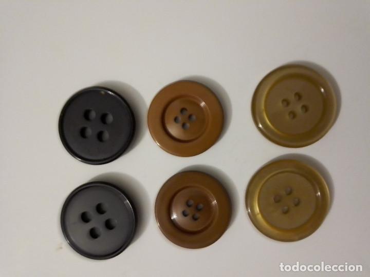 Segunda mano: 6 und de botones clasicos - Foto 1
