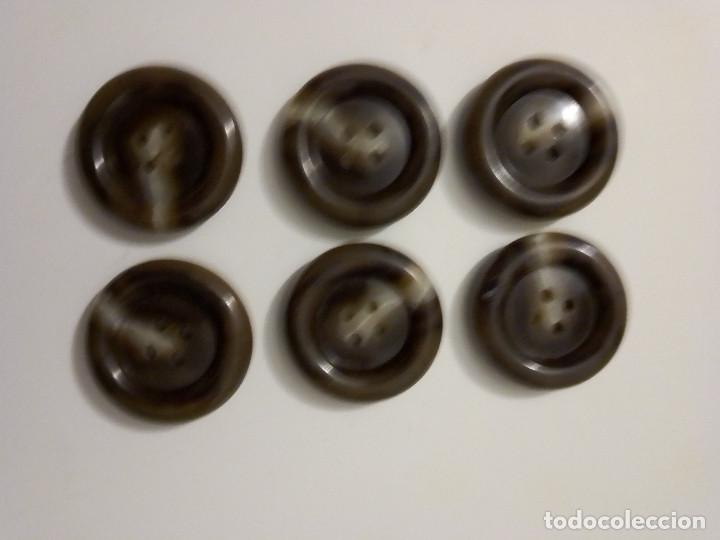 Segunda mano: 6 und de botones amarmolados marrones - Foto 1