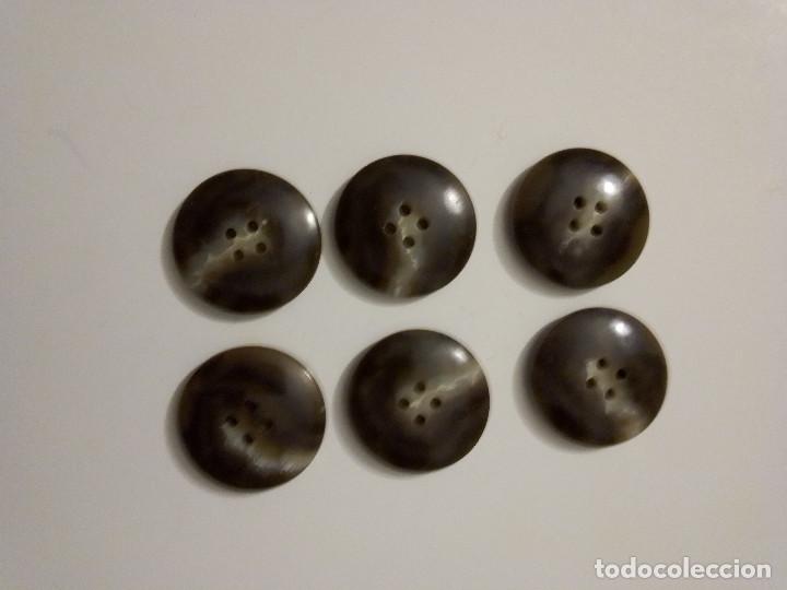 Segunda mano: 6 und de botones amarmolados marrones - Foto 2