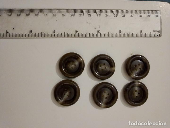Segunda mano: 6 und de botones amarmolados marrones - Foto 3