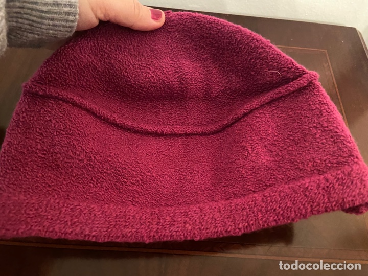 Segunda mano: Gorro color con broche - Foto 4