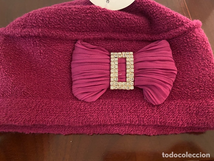 Segunda mano: Gorro color con broche - Foto 1