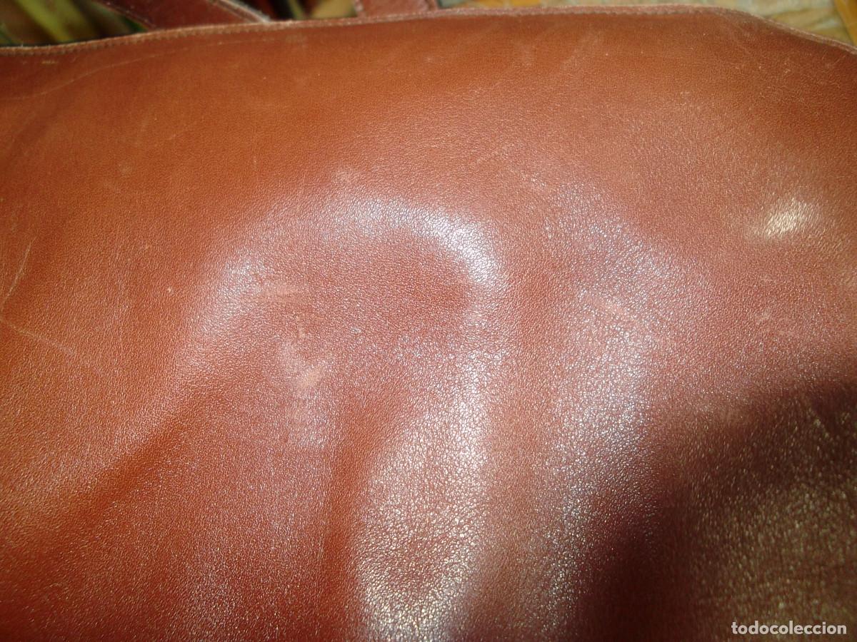 Segunda mano: BOLSO DE SE&Ntilde;ORA DE CUERO MARRON. - Foto 6