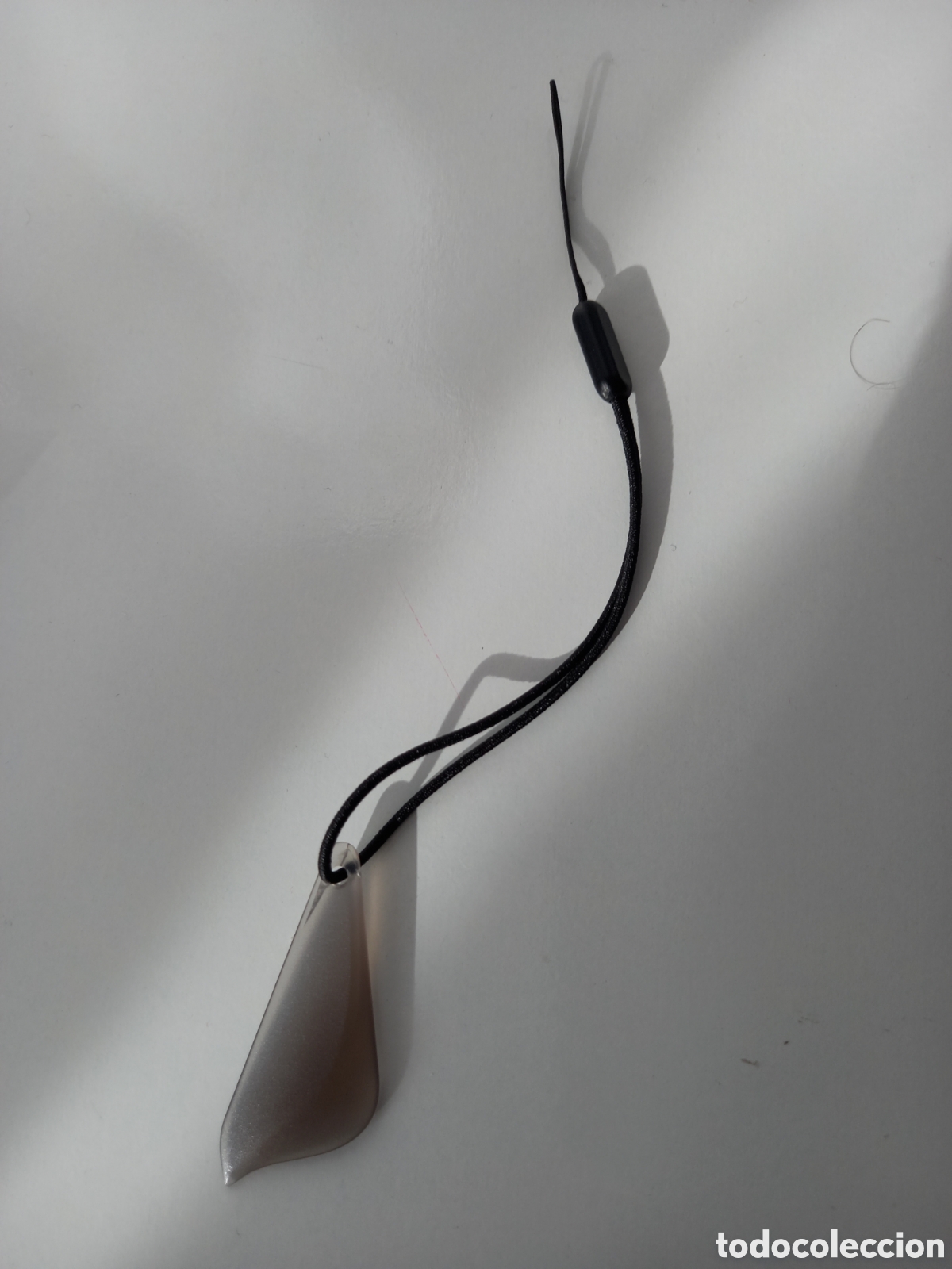 Segunda mano: Colgante pluma gota Pl&aacute;stico - Foto 1