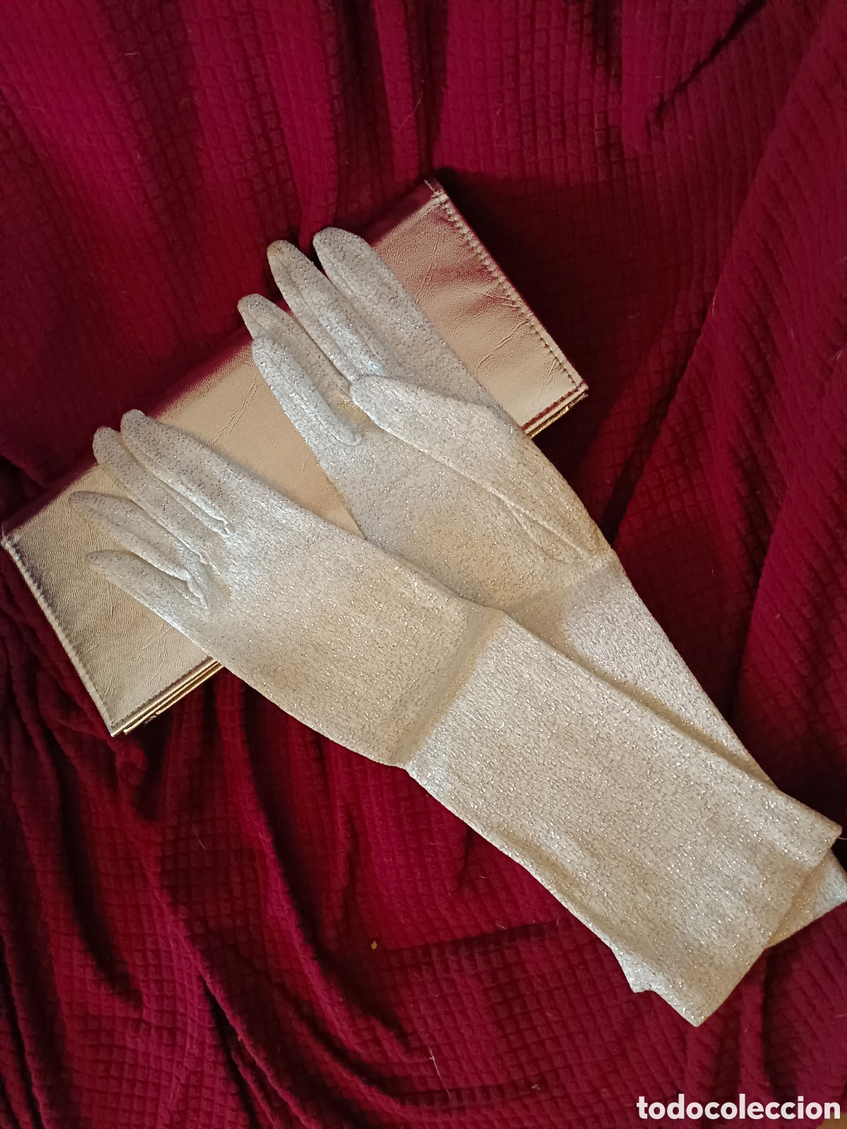 Segunda mano: Bolso plateado con guantes largos - Foto 3