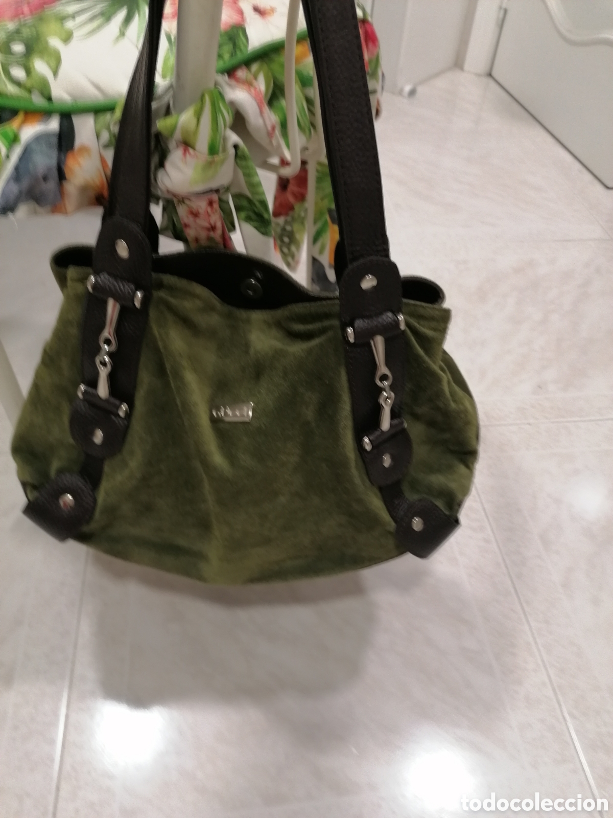 Segunda mano: Boldo de piel marr&oacute;n y verde de Gucci - Foto 2