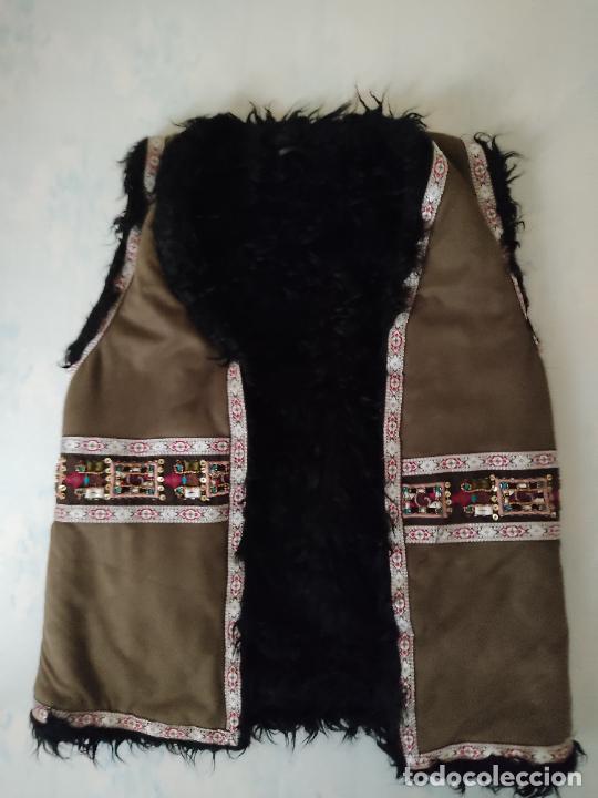 Segunda mano: CHAQUETA CHALECO SIN MANGAS DECORADO - Foto 3