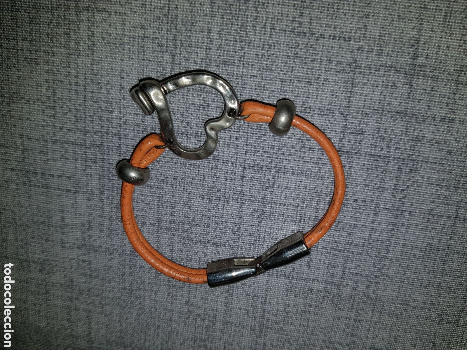 Segunda mano: PULSERA DE CUERO CON CORAZ&Oacute;N DE METAL - Foto 1